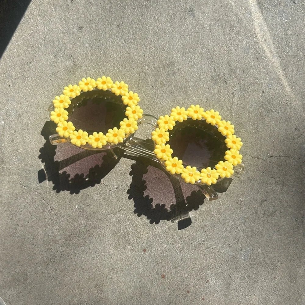 Yellow Daisy Round Sunglasses